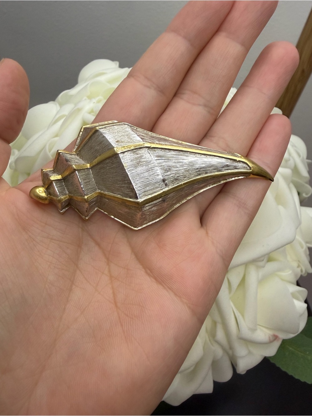 Vintage Gold and Silver Tone Shell Pendant Necklace - Unbranded